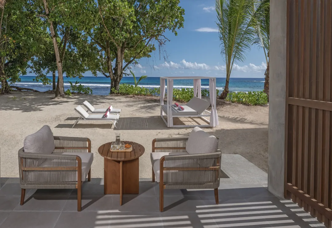 Avani_Plus_Barbarons_Seychelles_Guest_Room_Premium_Beach_Access_Room_Beach_Sunbed