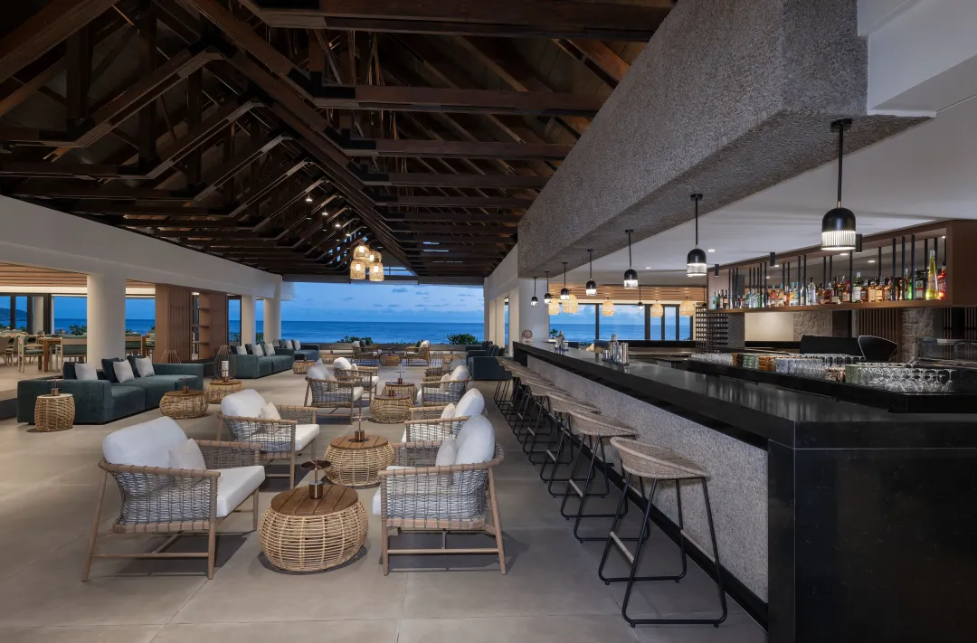 Avani_Plus_Barbarons_Seychelles_Bar_Barons_Bar_Counter