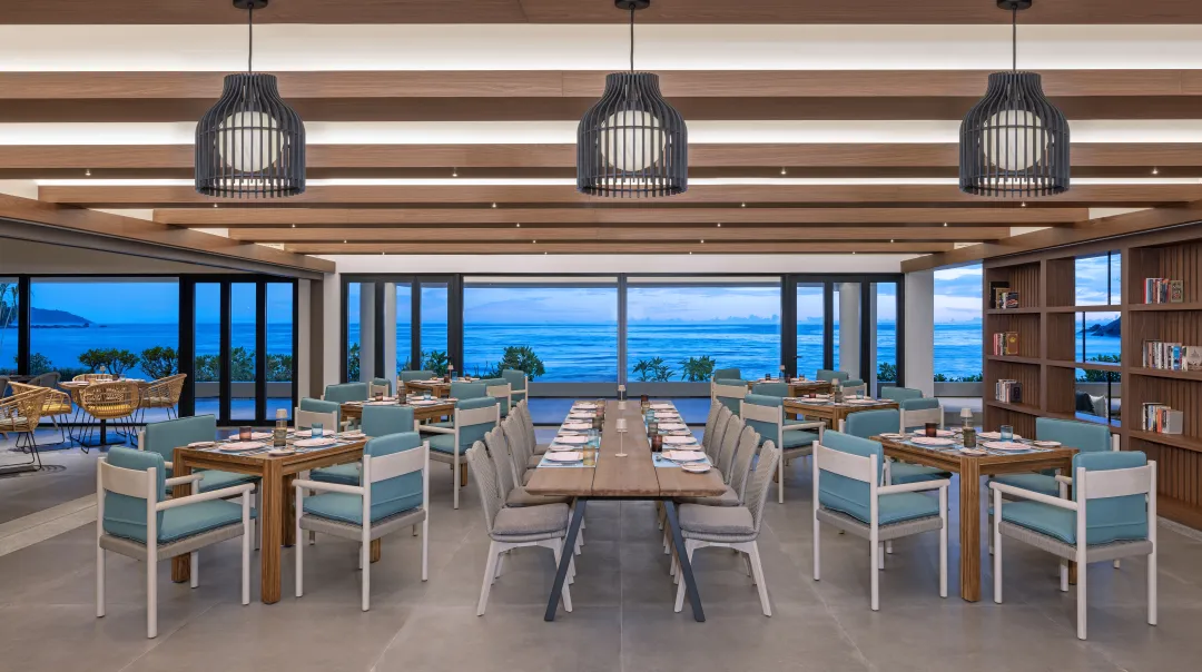 MasonsTravel_Avani_Plus_Barbarons_Seychelles_Restaurant_Pti-Bazar_Table_Setup_Oceanview