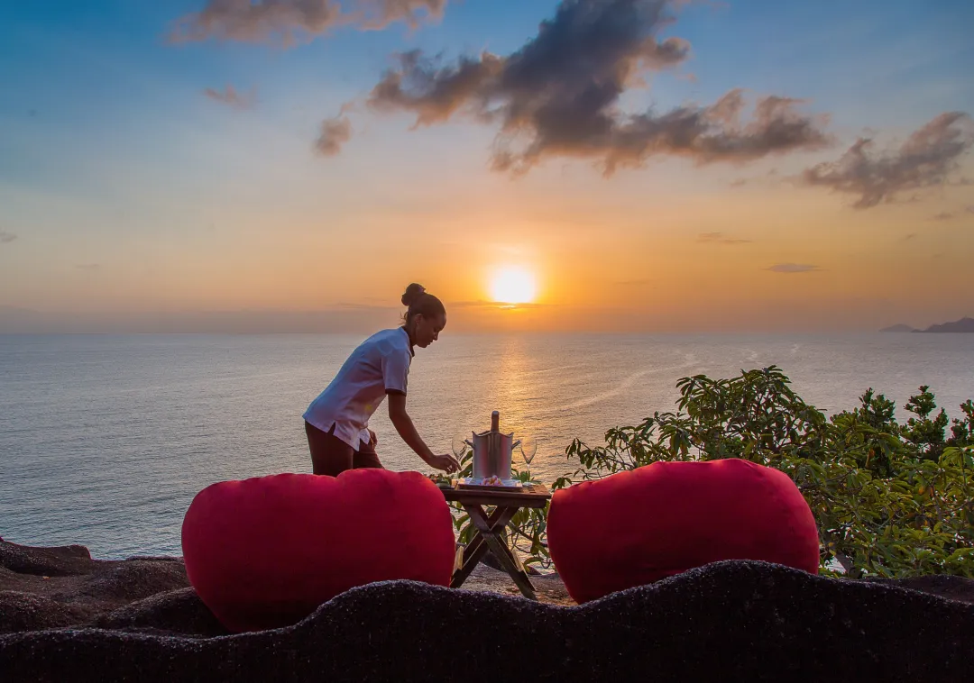 Anantara_Maia_ Seychelles_Restaurant_PrivateDinning_Sunset_Champagne_on_the_rock_
