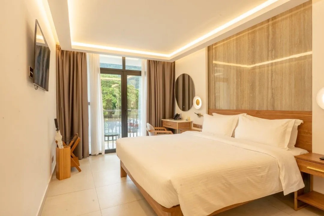 Coral-Strand-Hotel-Garden-and-Mountain-View-Room-King-Room