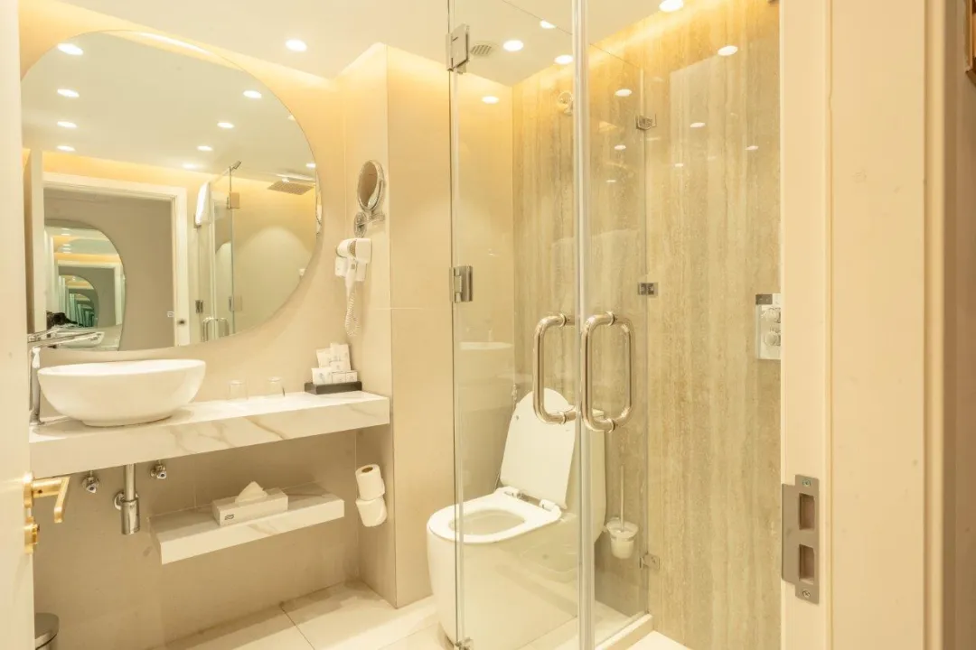 Coral-Strand-Hotel-Garden-and-Mountain-View-Room-Bathroom