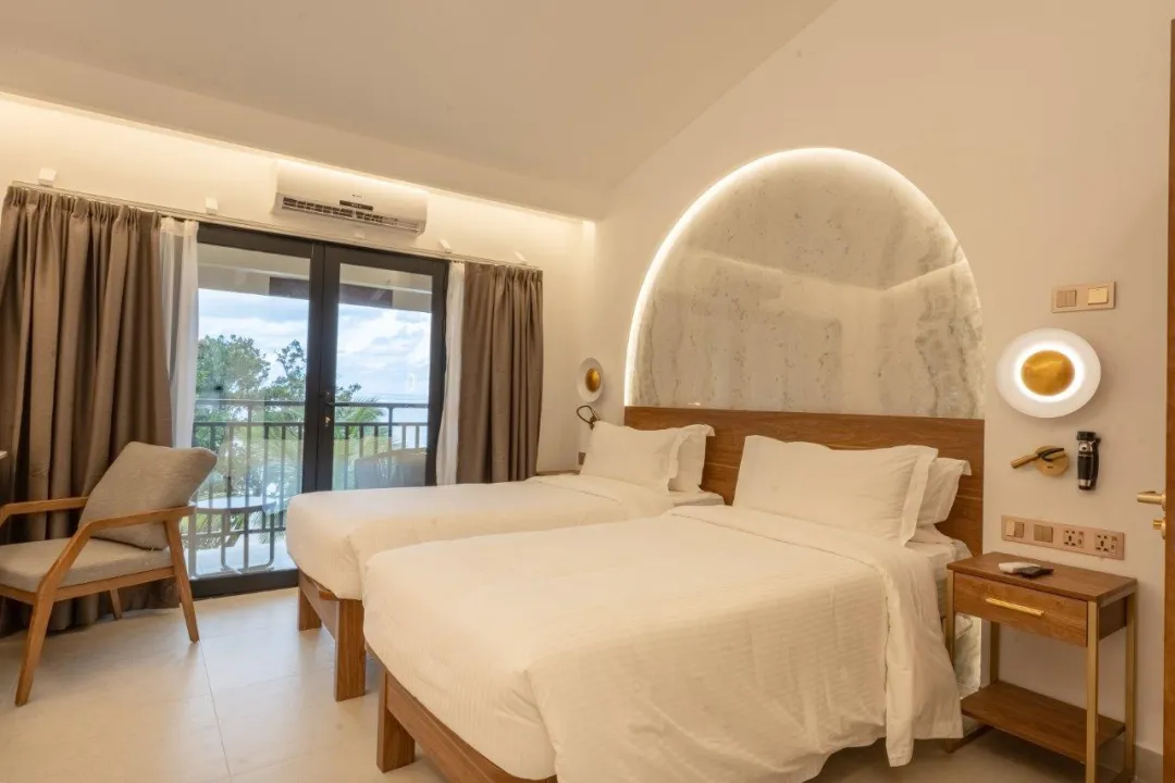 Coral-Strand-Hotel-Classic-Signature-Room-Twin-Beds