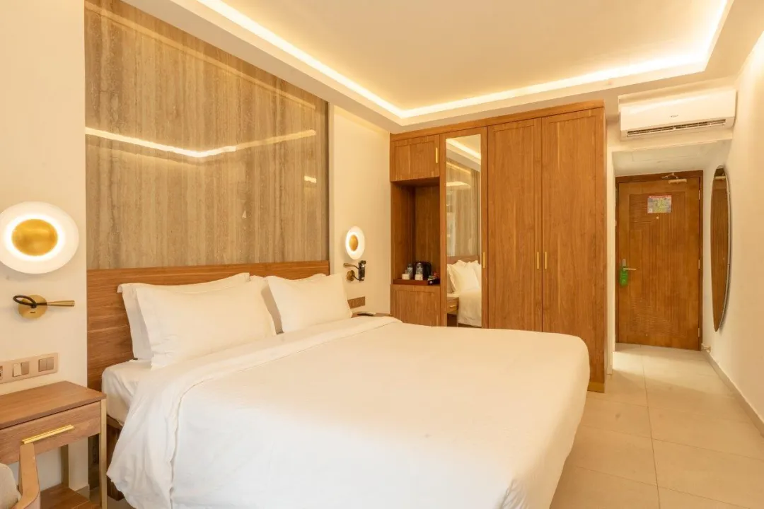 Coral-Strand-Hotel-Classic-Signature-Room-King-Bed