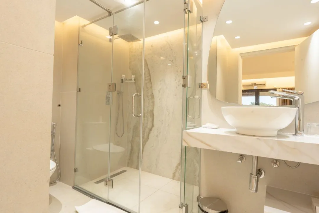 Coral-Strand-Hotel-Classic-Signature-Room-Bathroom