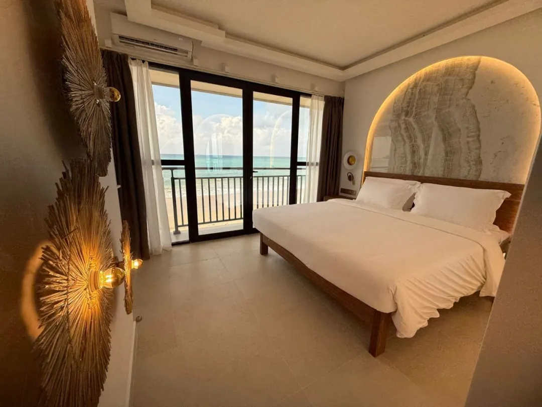 Coral-Strand-Hotel-Honeymoon-Room-King-Bed