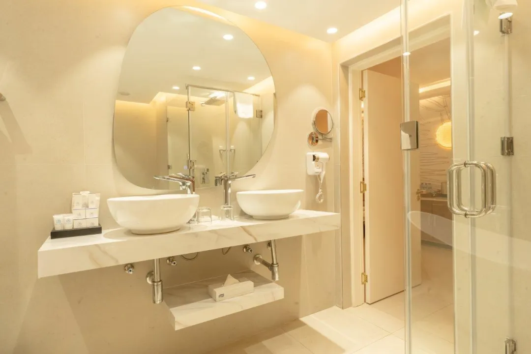 Coral-Strand-Hotel-Honeymoon-Room-Bathroom