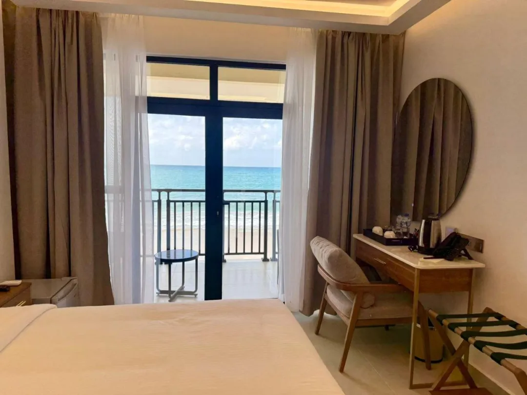 Coral-Strand-Hotel-Honeymoon-Room-Detail