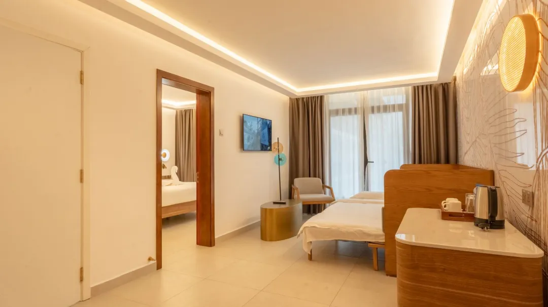 Coral-Strand-Hotel-Superior-Signature-Room-Twin-Beds