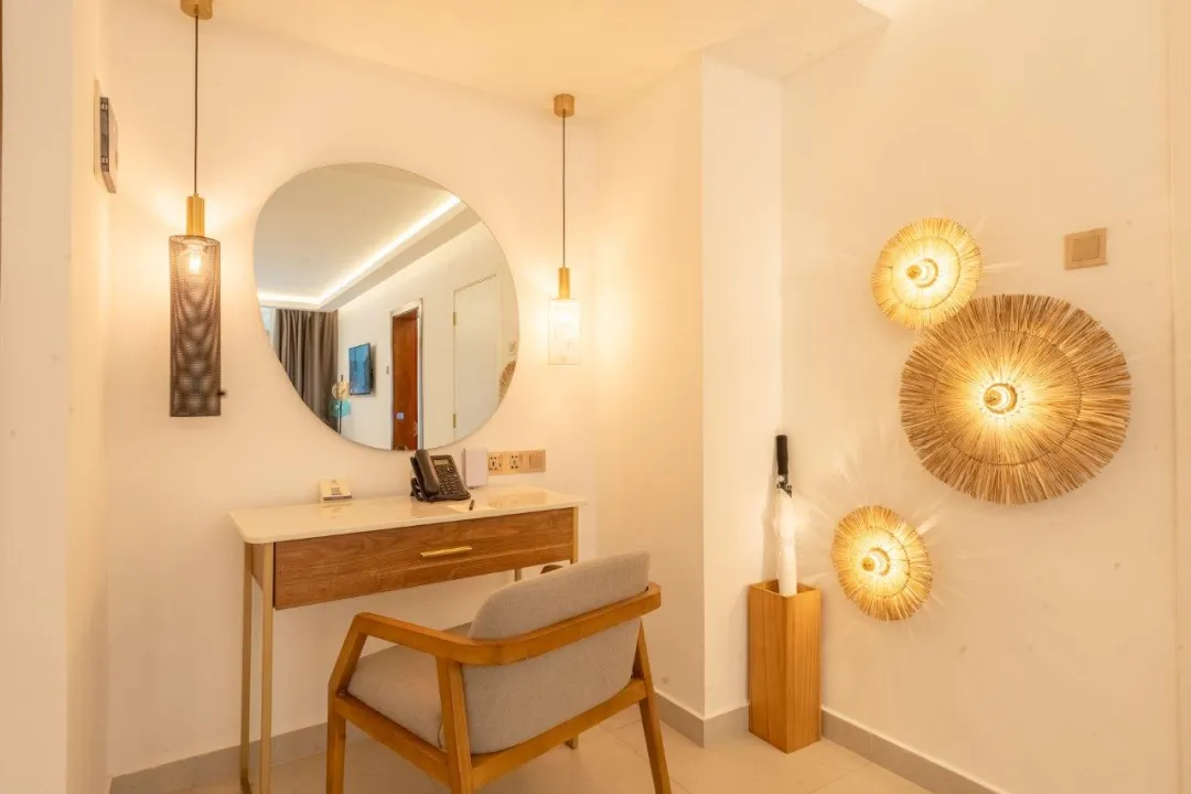 Coral-Strand-Hotel-Superior-Signature-Room-Details