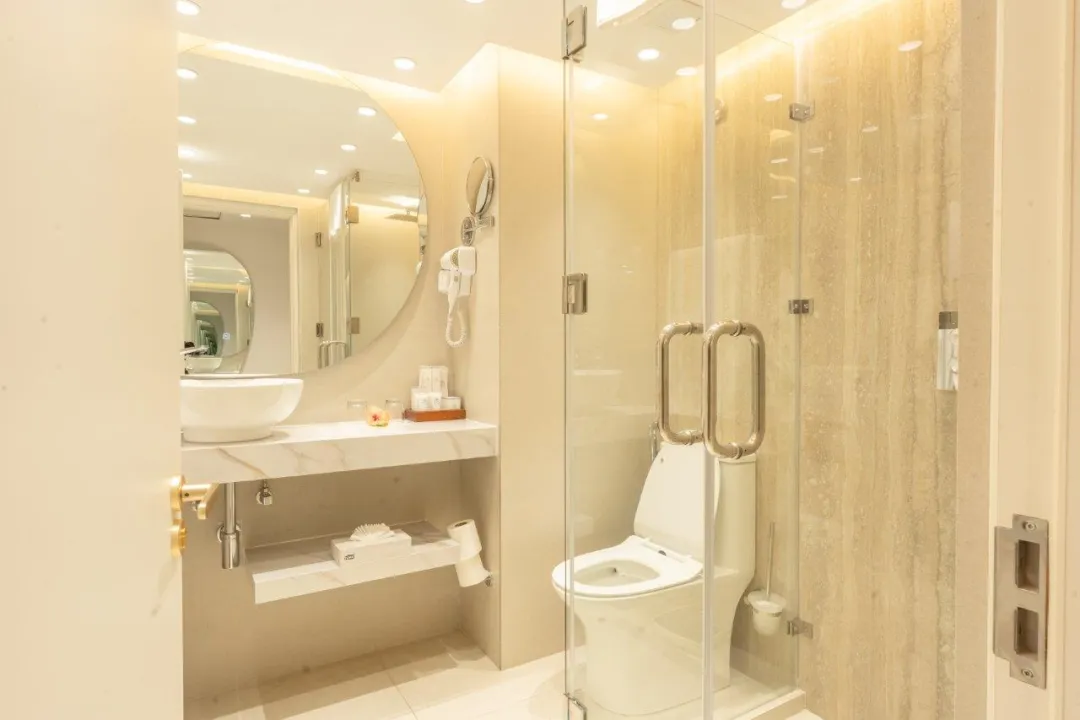 Coral-Strand-Hotel-Superior-Signature-Ocean-View-Room-Bathroom