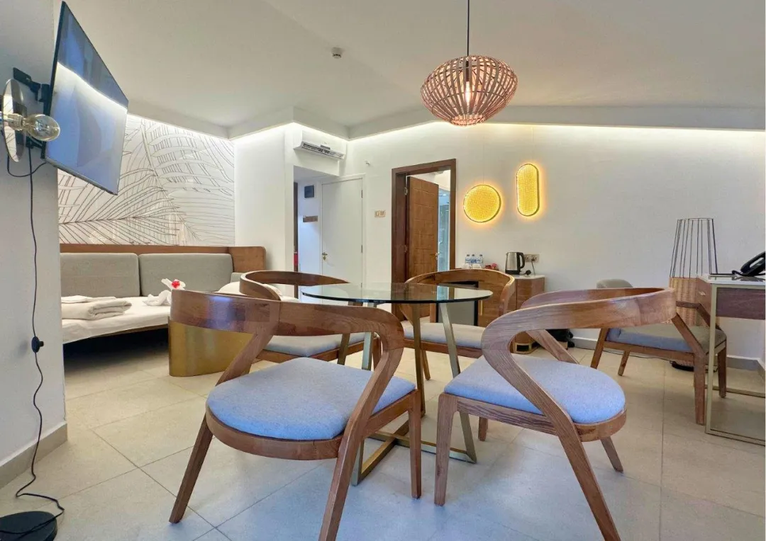 Coral-Strand-Hotel-Superior-Signature-Ocean-View-Room-Detail