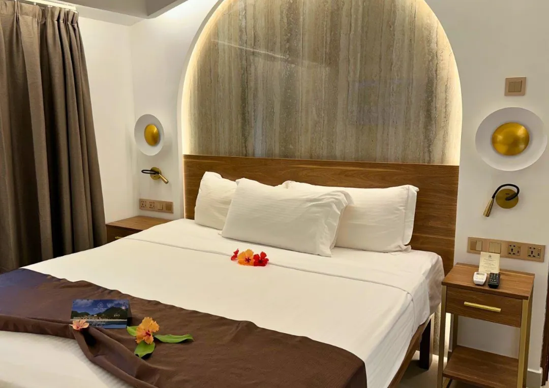 Coral-Strand-Hotel-Superior-Signature-Ocean-View-Room-with-Kitchenette-King-Bed