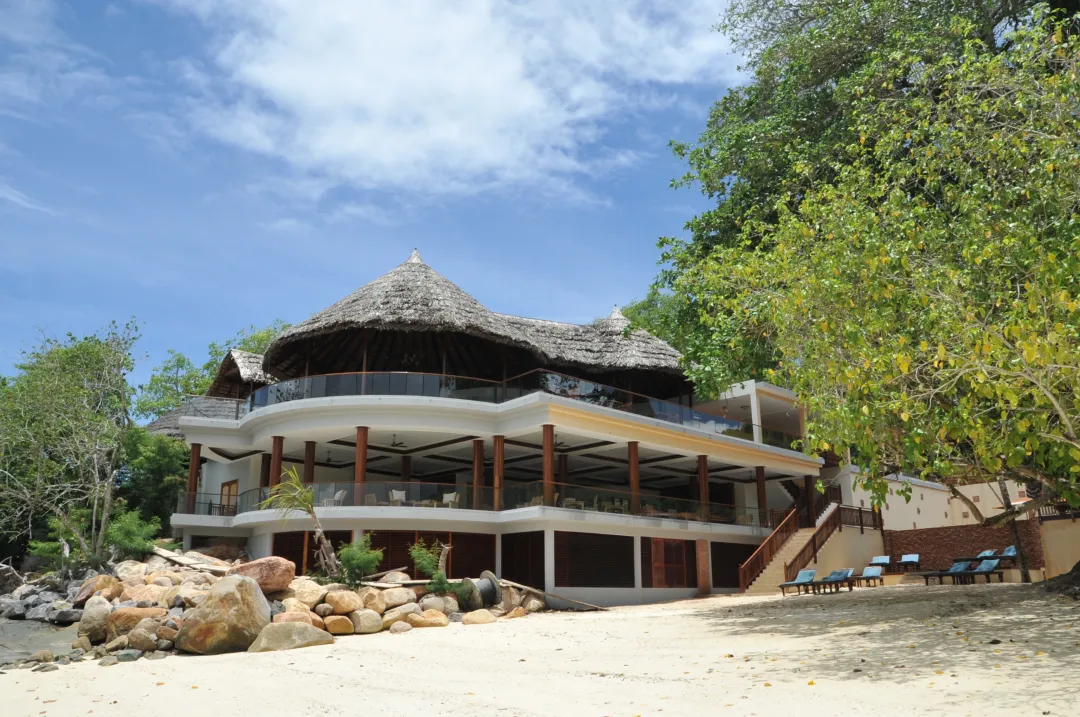 MasonsTravel_CerfIslandResort_restaurant & poolbar from the beach