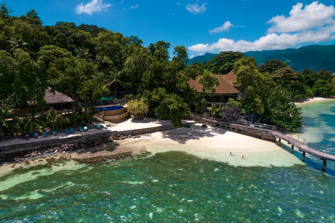 MasonsTravel_Cerf Island Resort _FrontView&SmallBeach