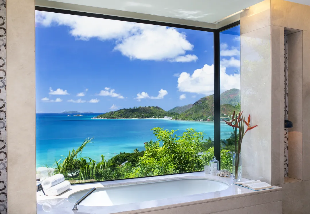 MasonsTravel_Raffles_Panoramic-Villa-Bathtub