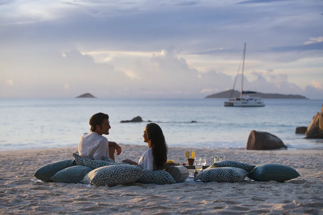 MasonsTravel_Raffles_Anse-Lazio-Sundowner-Couple