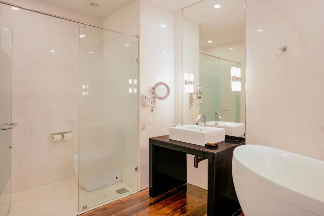 Courtyard Room - Bathroom View