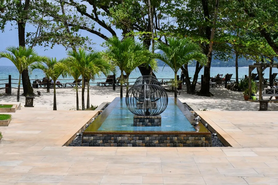 Story-Seychelles-Vascos-Pool-Runaway