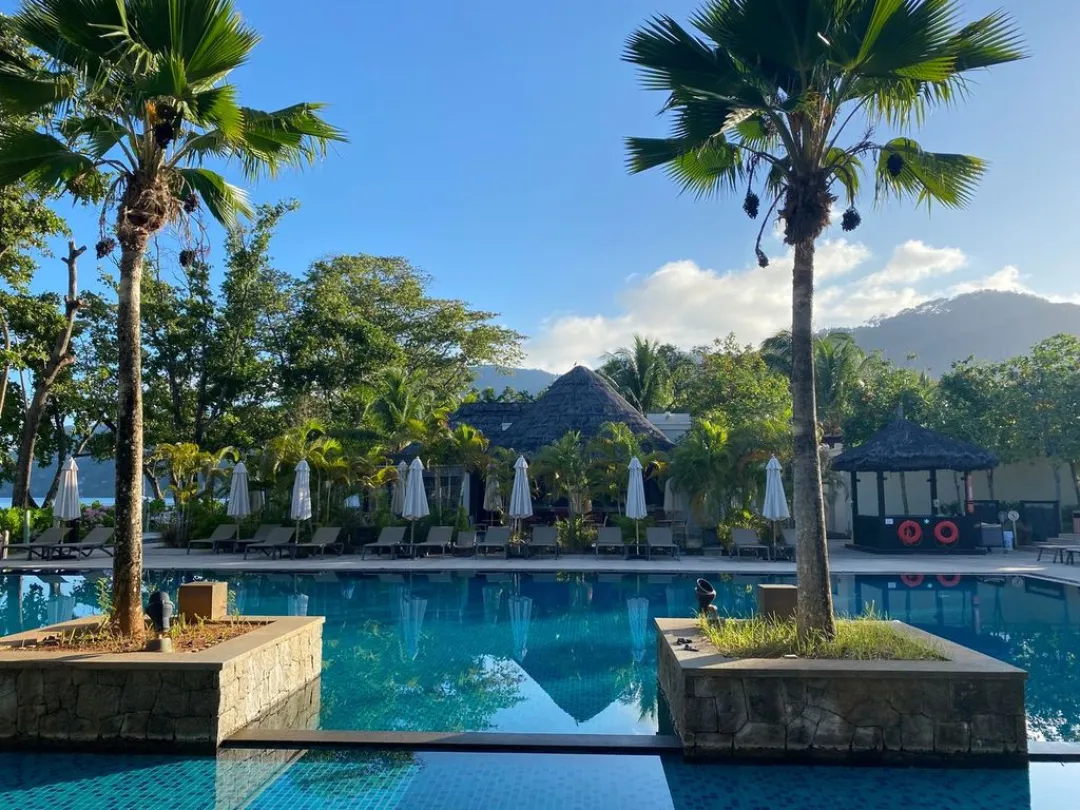 Story-Seychelles-Mountain-View-from-Pool