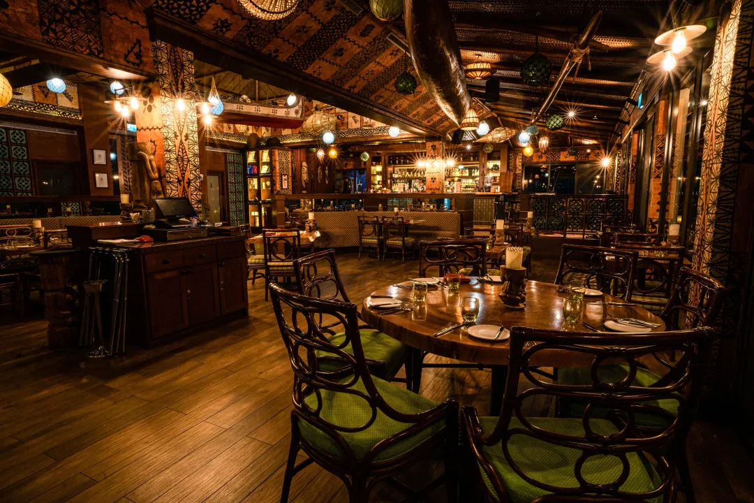 Story-Seychelles-Trader-Vic_s_Indoor-seating