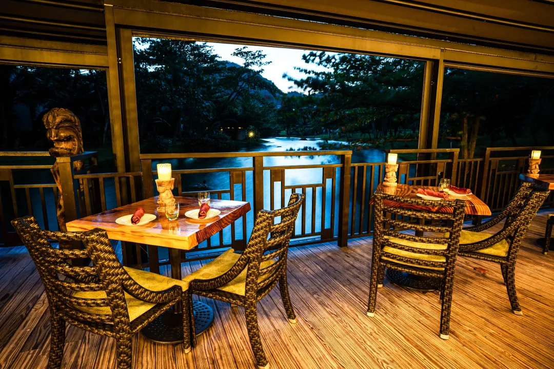 Story-Seychelles-Trader-Vic_s_outside-seating