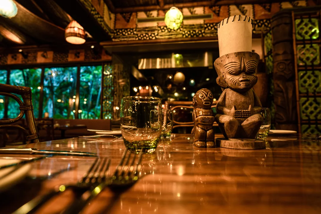 Story-Seychelles-Trader-Vic_s_Tiki-stand