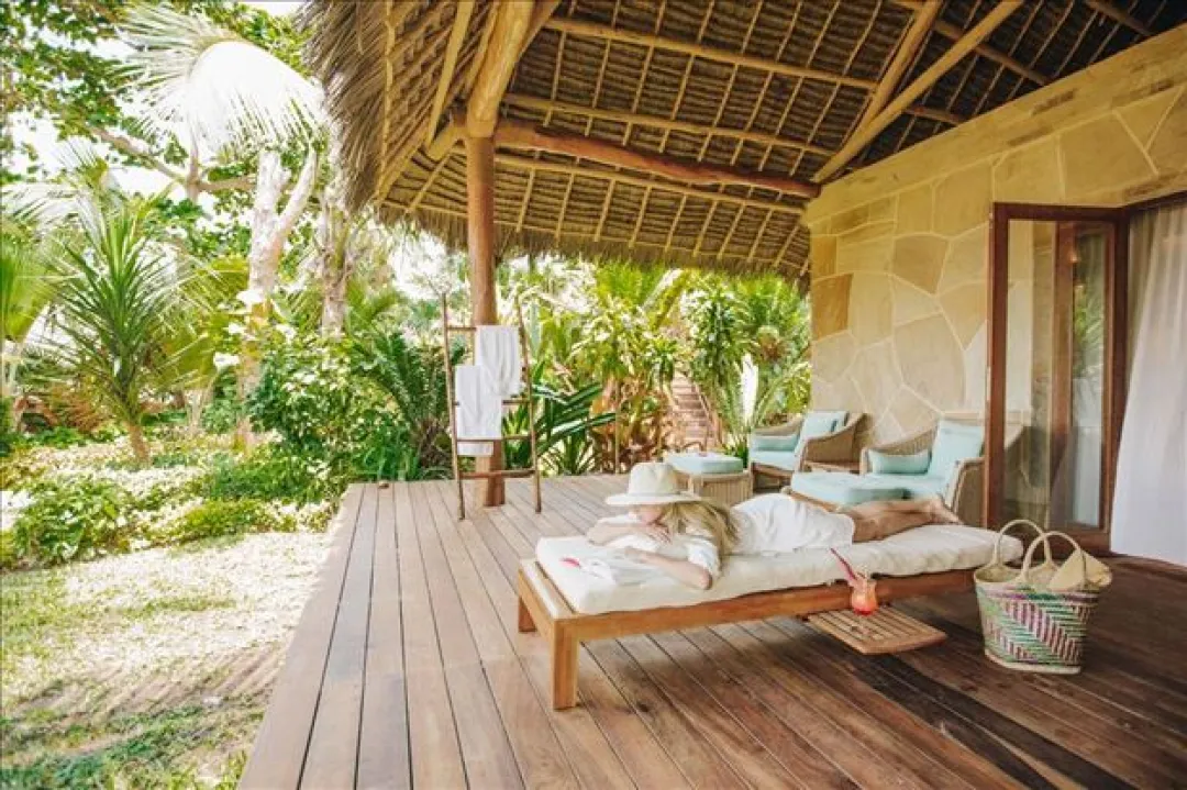 Deluxe Garden Bungalow with Partial Sea View - Patio Lounge