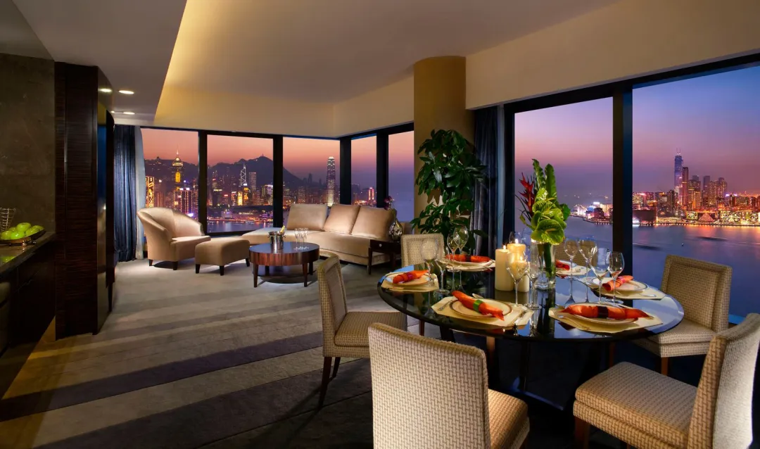 Harbour-Grand-Hong-Kong-Club-Lounge
