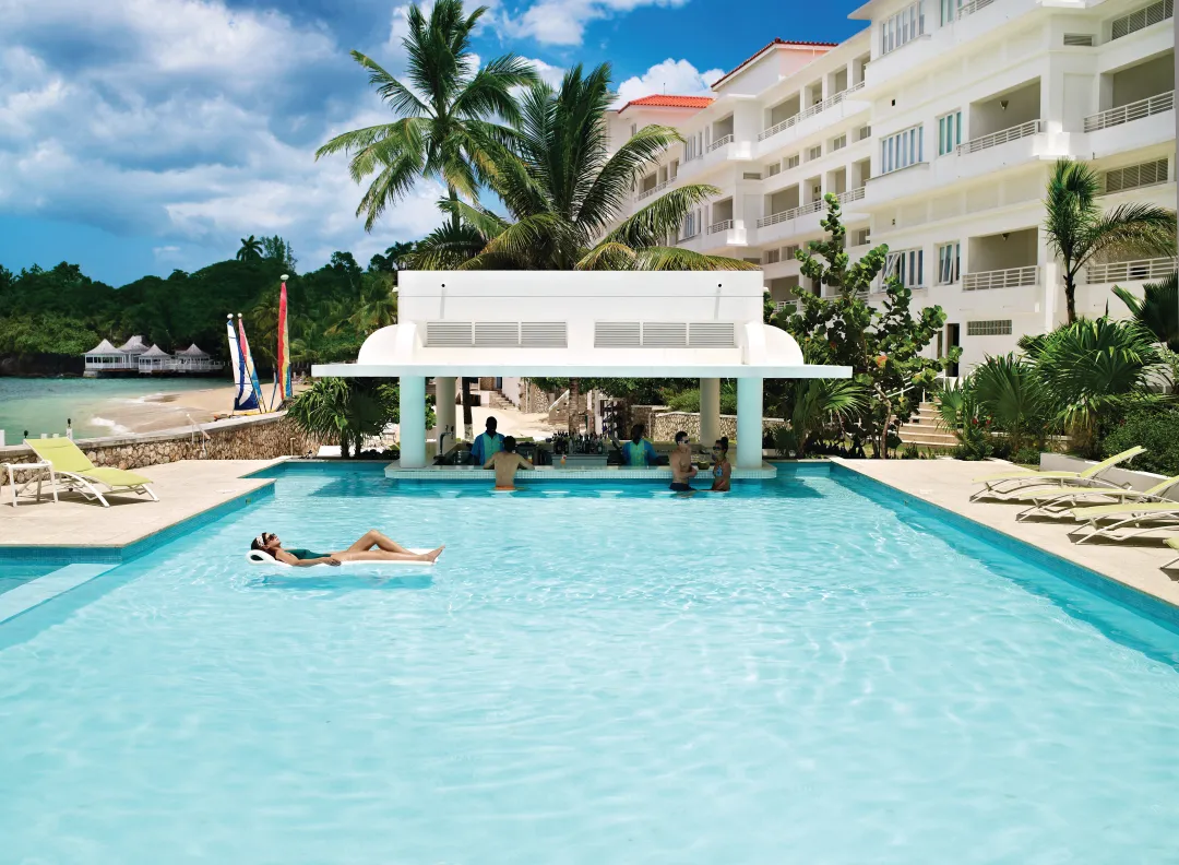 Couples Tower Isla - Swim Up Bar