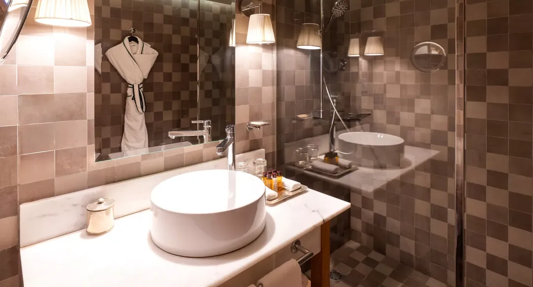 Contemporary Deluxe Room - Bathroom