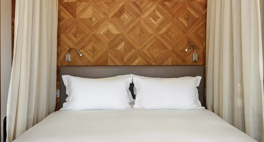 Contemporary Deluxe Room - Bedroom