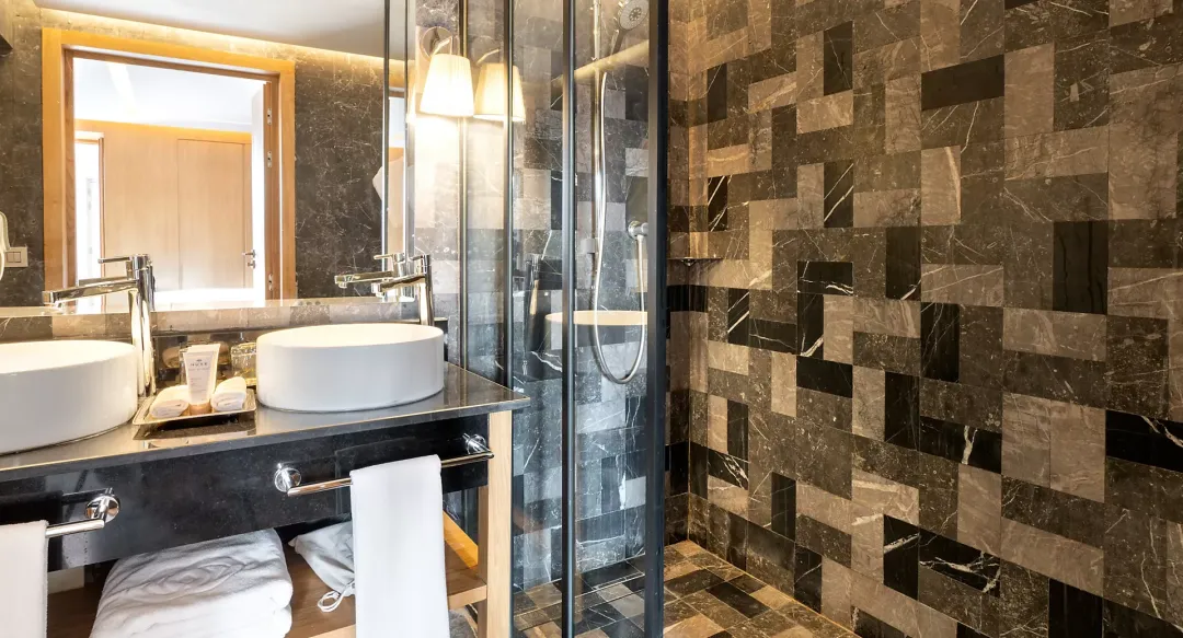 Contemporary Junior Suite - Bathroom View