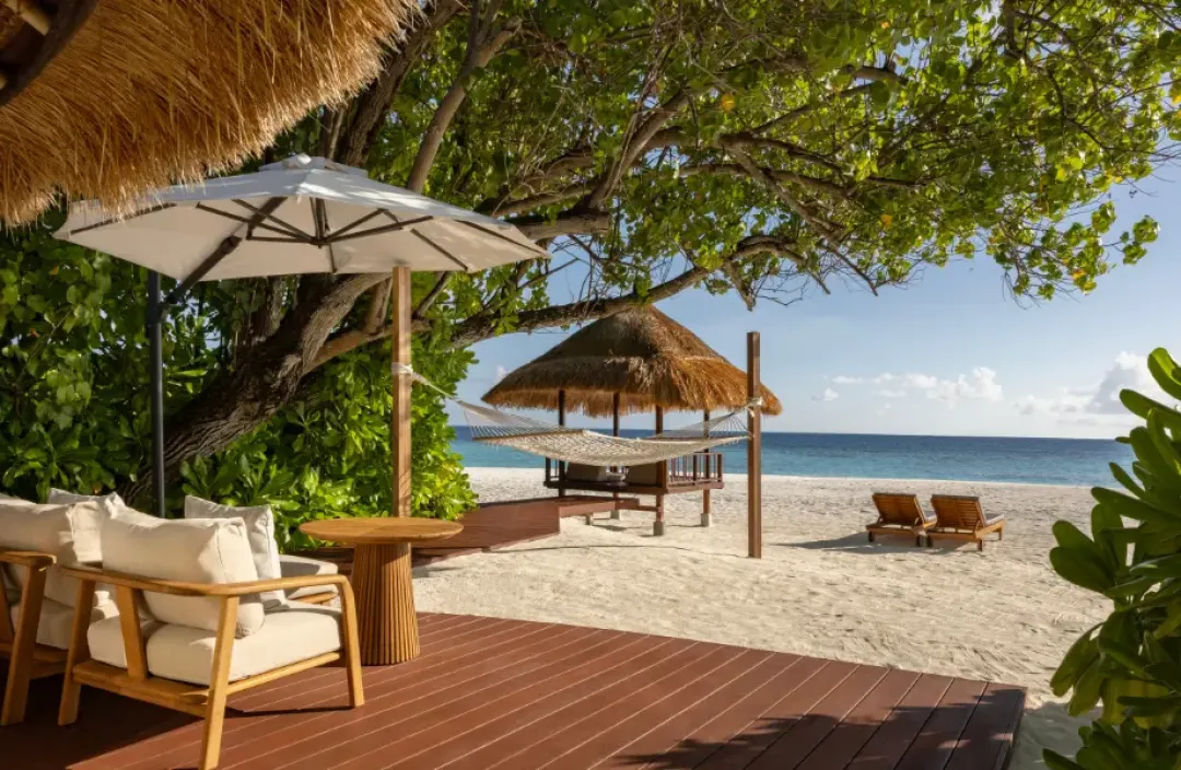 Banyan-Tree-Vabbinfaru-Beachfront-Pool-Villa-Deck