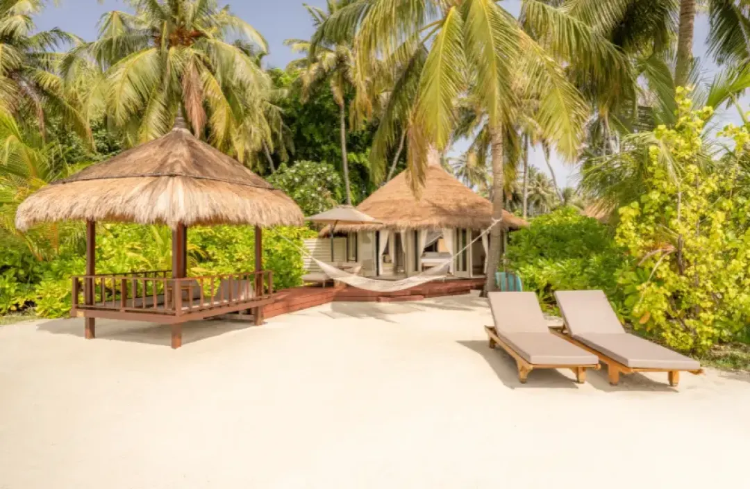 Banyan-Tree-Vabbinfaru-Beachfront-Pool-Villa-Beach-Beds