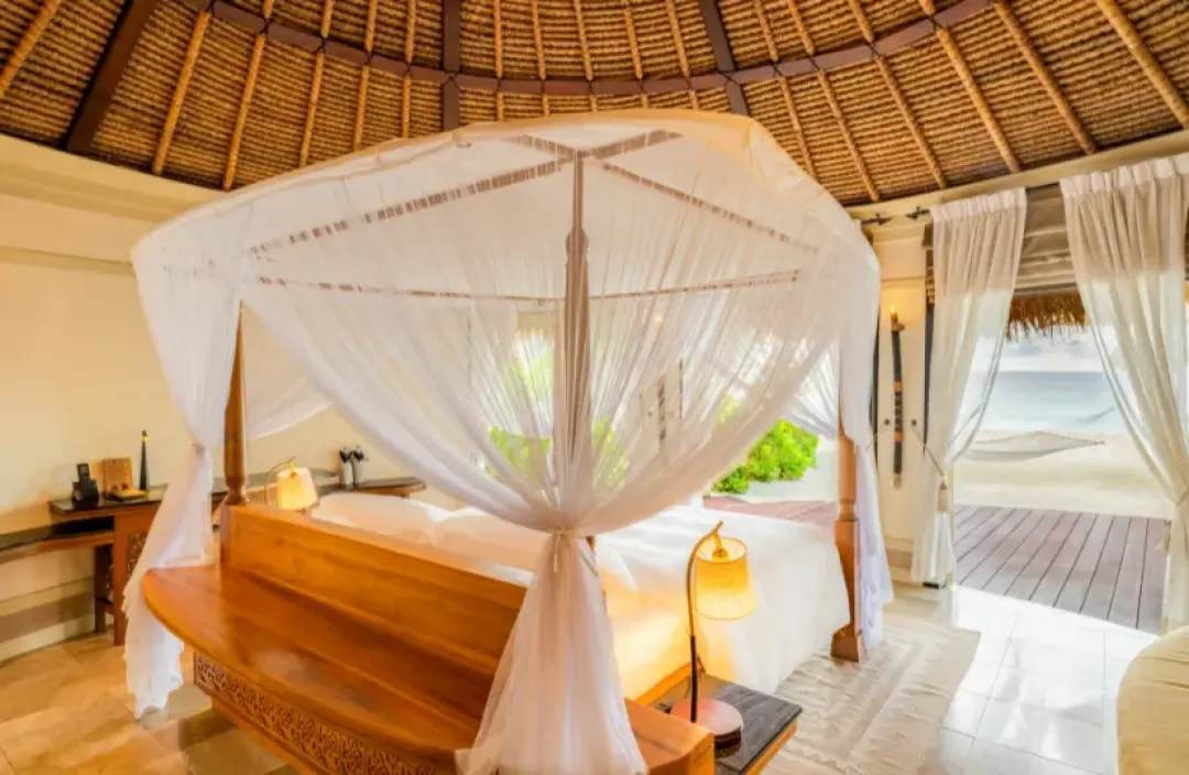 Banyan-tree-Vabbinfaru-Beachfront-Pool-Villa