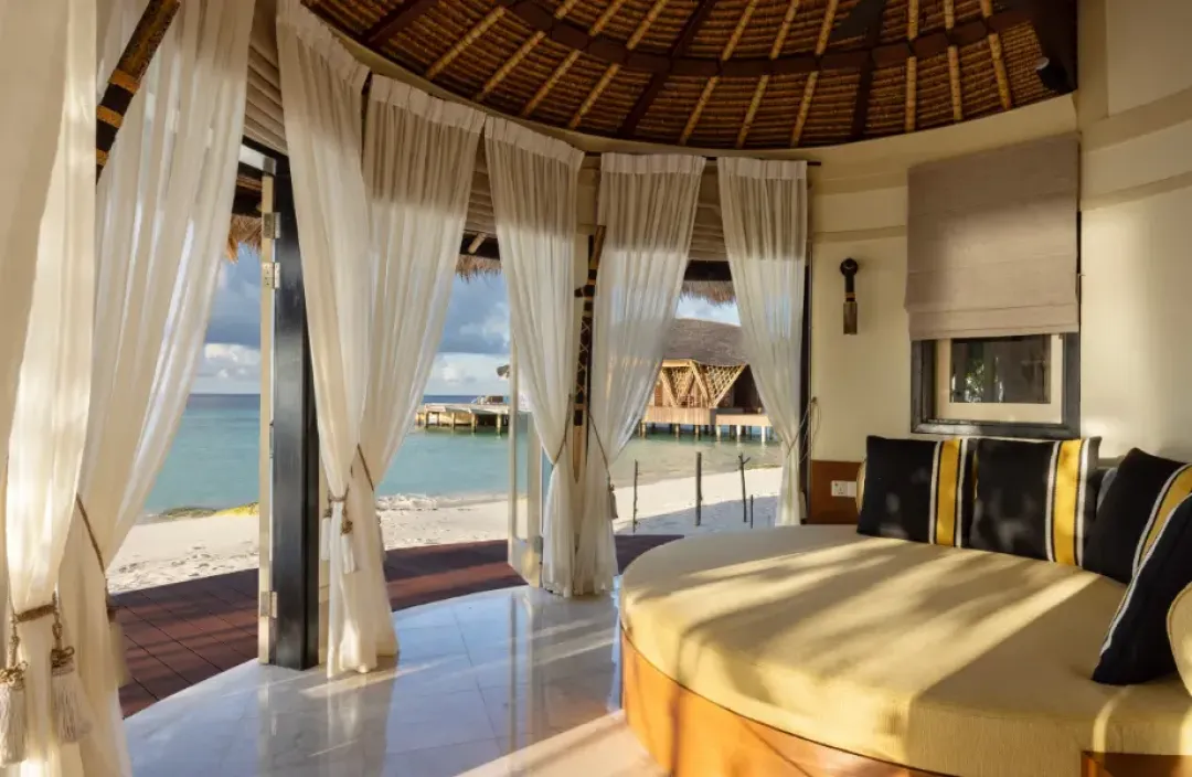 Banyan-Tree-Vabbinfaru-Grand-Beachfront-Pool-Villa-Sofa
