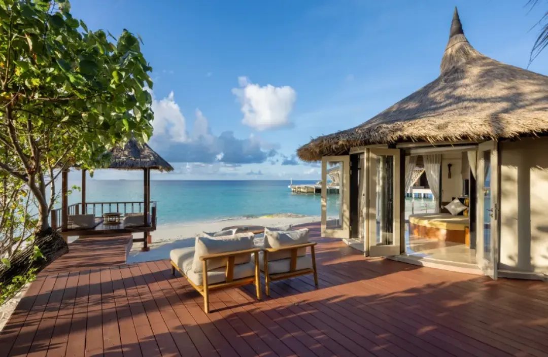 Banyan-Tree-Vabbinfaru-Grand-Beachfront-Pool-Villa-Deck