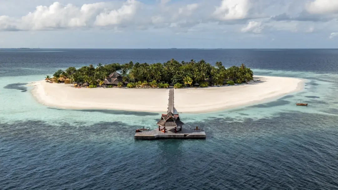 Banyan-Tree-Vabbinfaru-Jetty-Aerial-View