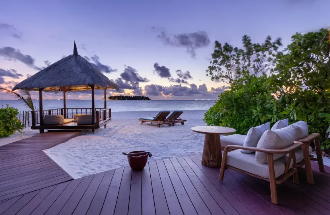 Banyan-Tree-Vabbinfaru-Beach-Villa-Deck