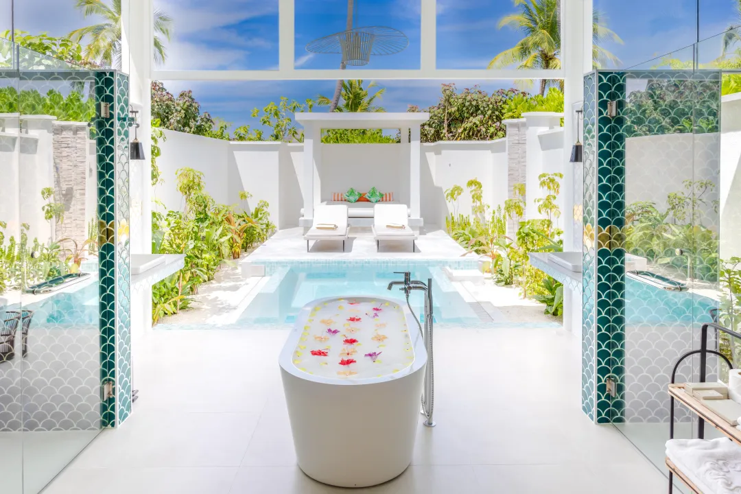 Grand Beach Villa with Pool - Bath Tub