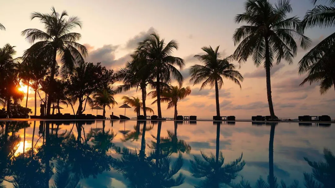 Kuredu-Island-Resort-_-Spa-Main-Pool
