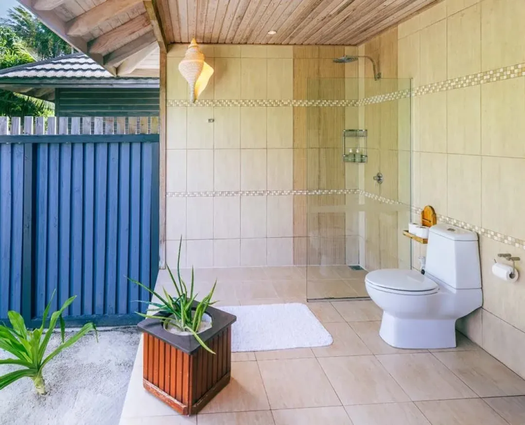 Kuredu-Island-Resort-and-Spa-Beach-Villa-Outdoor-Bathroom