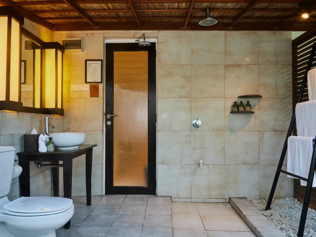 Kuredu-Resort-and-Spa-Premium-Beach-Villa-Bathroom