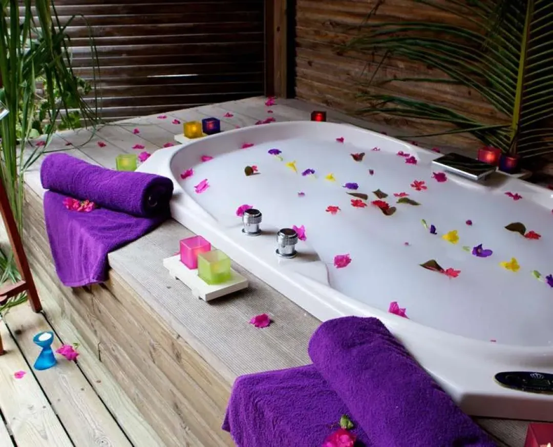 Kuredu-Resort-O-Jacuzzi-Beach-Villa-Jacuzzi