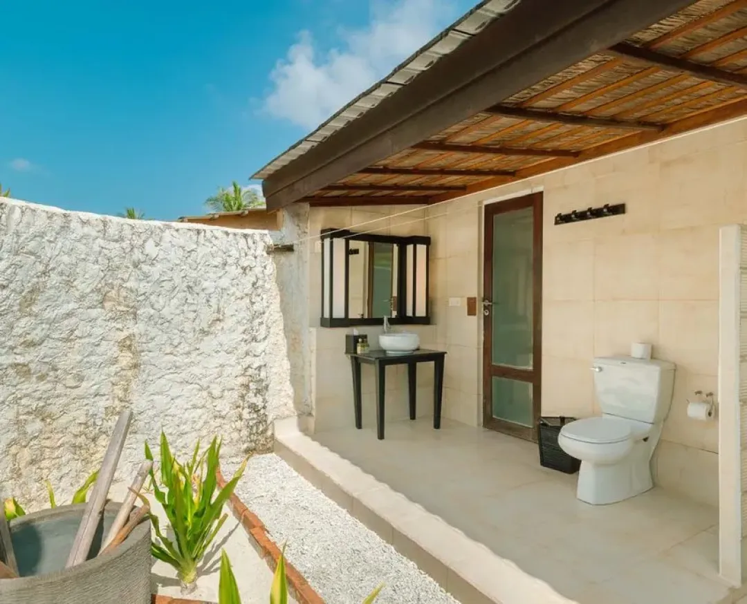 Kuredu-Resort-Garden-Bungalow-Outdoor-Bathroom