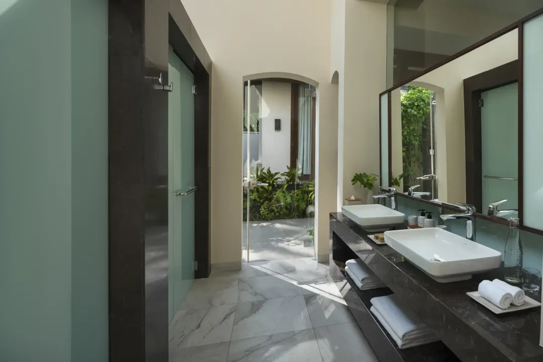 Deluxe Beach Villa with Pool - Bathroom