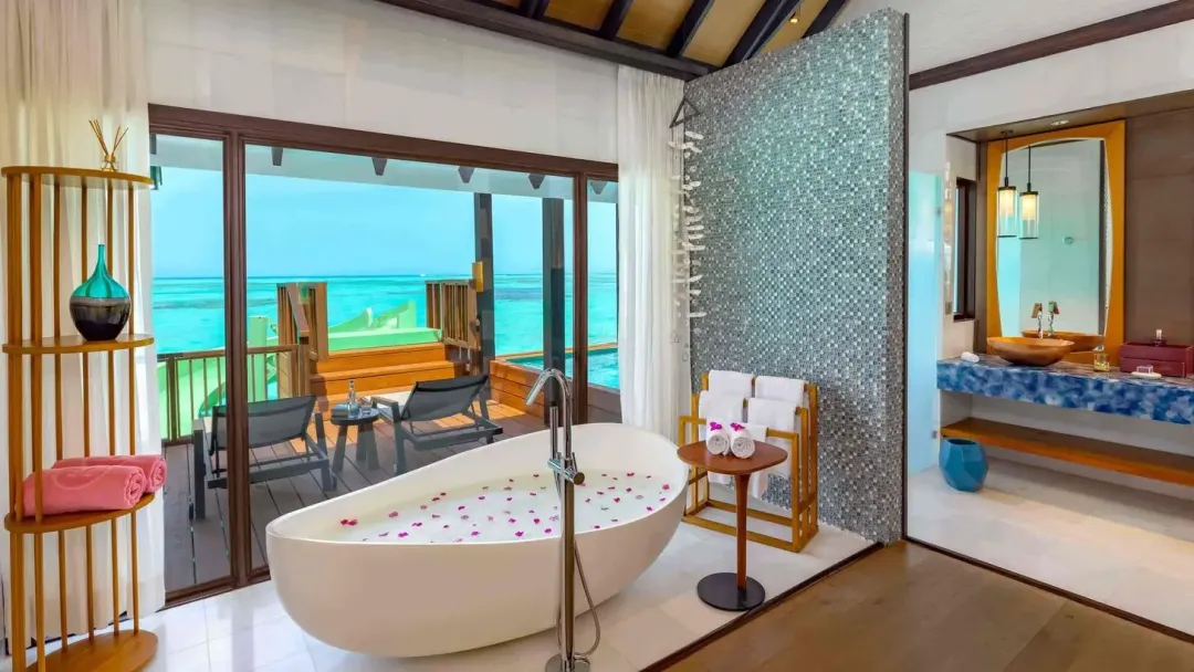 Ozen-Life-Maadhoo-Wind-Villa-with-Water-and-Slide-Bathtub