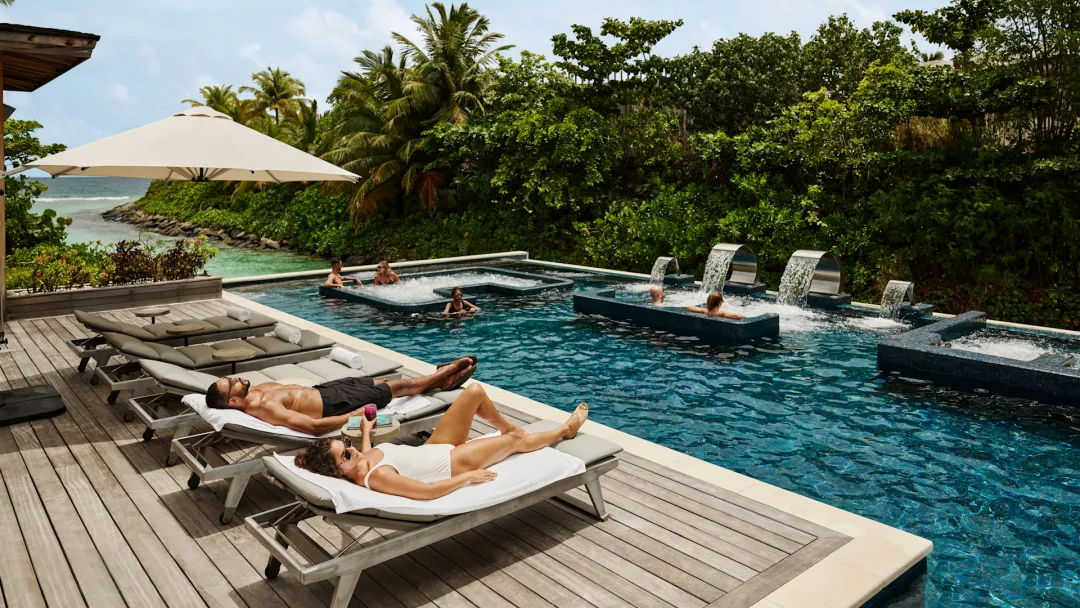 Waldorf Astoria Maldives Ithaafushi - Pool Lounge