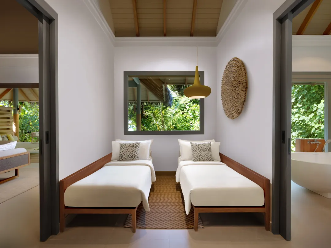 Vakkaru Maldives - Beach Pool Villa - Children's Beds